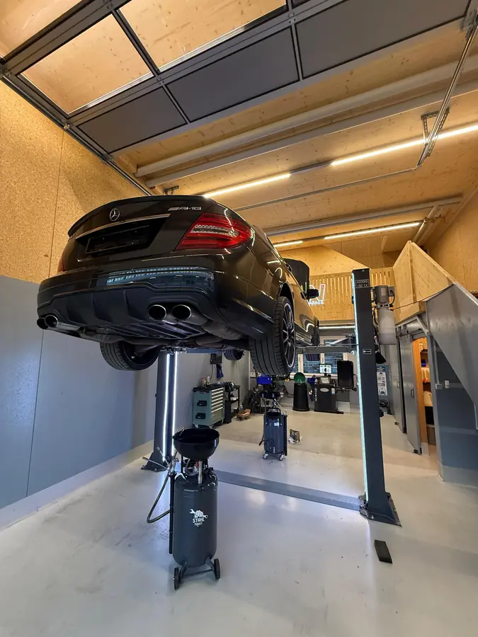 Mercedes-AMG auf der Hebebühne