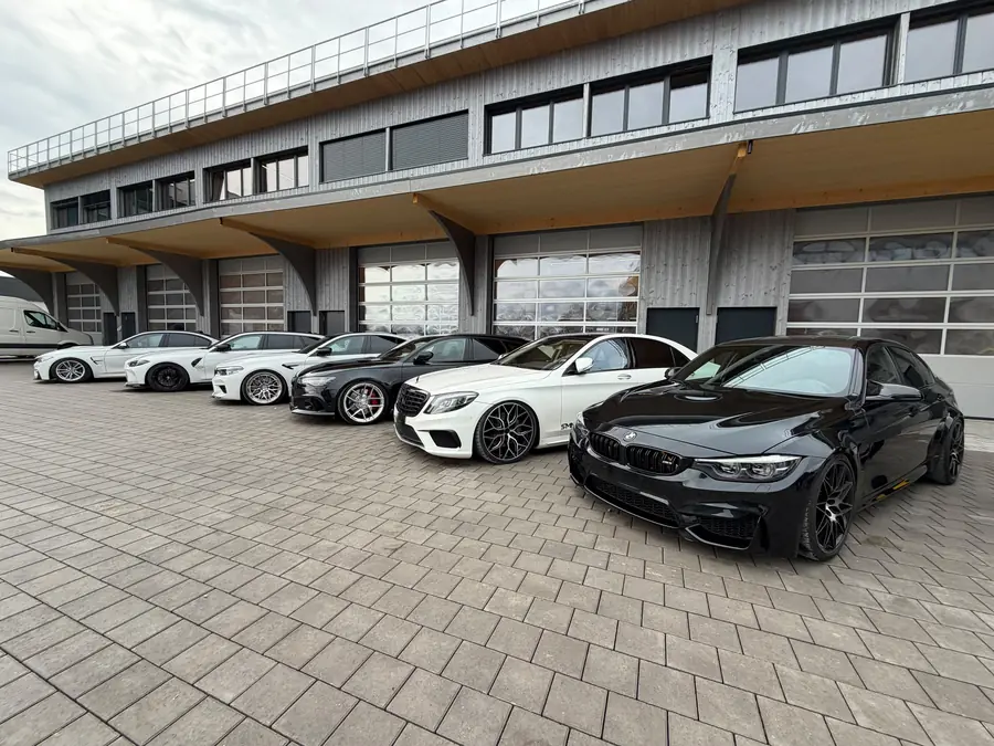 Fahrzeugreihe vor der Garage