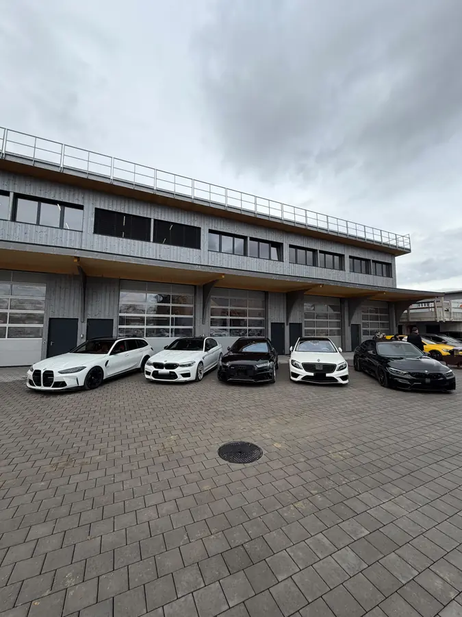 Fahrzeuge vor der SMN Garage