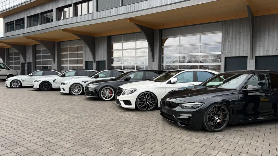 Sechs Fahrzeuge vor der Garage