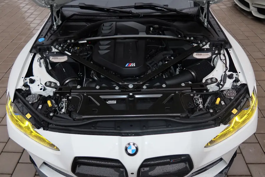 Motorraum eines BMW M mit Ansaugsystem
