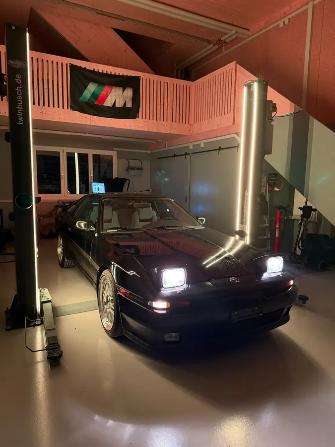 Toyota Supra in der Werkstatt am Abend
