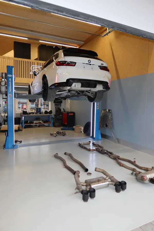 BMW M3 Touring auf der Hebebühne beim Auspuffumbau